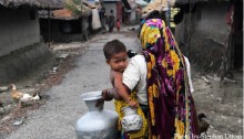 Woman_carrying_water-edit